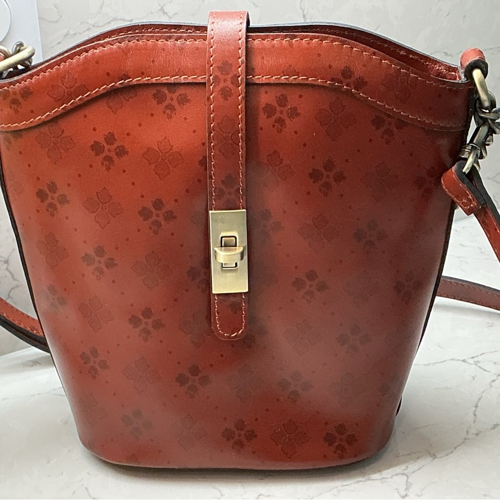 Patricia Nash Logo Leather Blaire Crossbody/
Shoulder Bag-excellent condition!